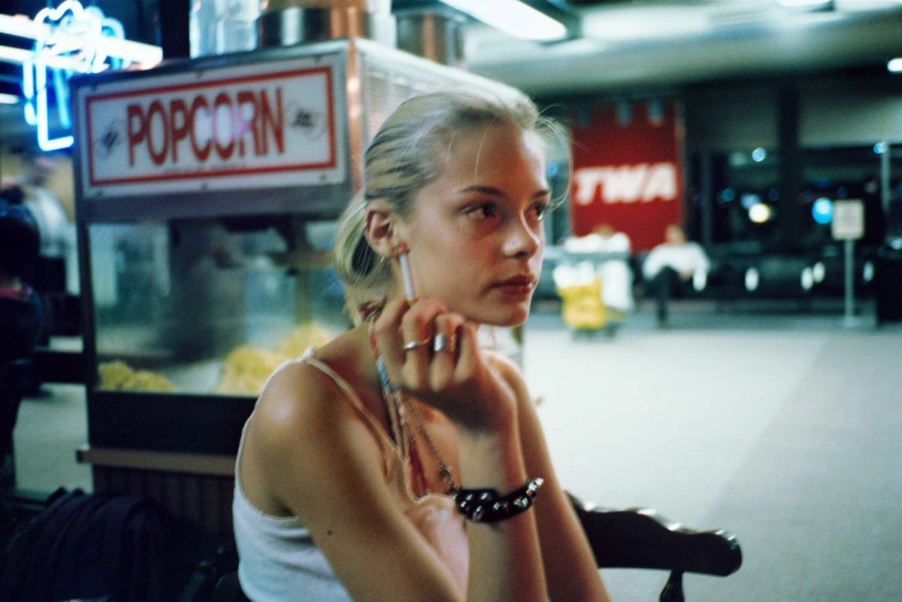 "Heroin Chic": When Fashion Decided to Play With Exhaustion