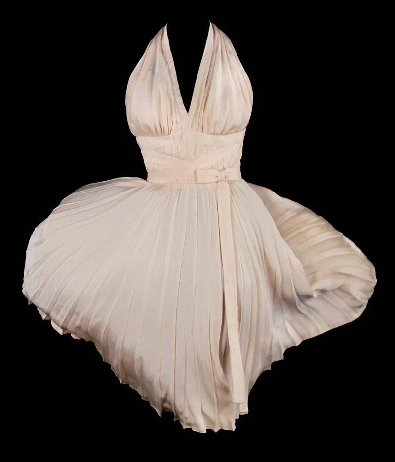 By the way, in 2011, that exact dress was sold at auction for $5.6 million. Can you imagine? Today, it lives as a museum piece — not just “an actress’s dress” but a cultural relic. And experts? They still debate how to preserve the pleating — because it was designed to move, not to sit still behind glass.
